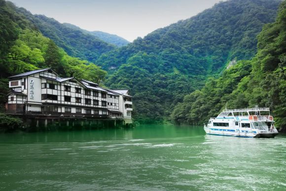 船でしか行けない秘境の一軒宿 大牧温泉 公式