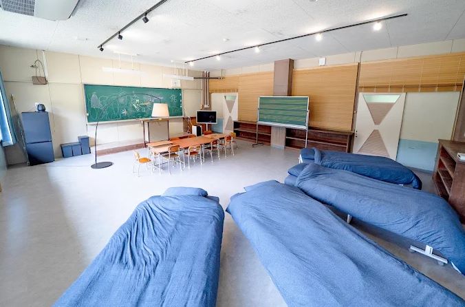 泊まれる学び舎&ジビエBBG「ひみつ基地小塩」